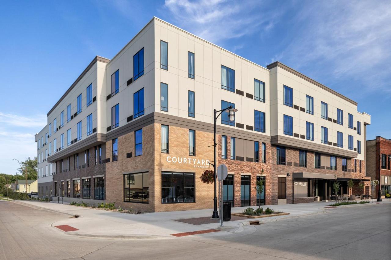 Courtyard By Marriott Owatonna Downtown Hotel Екстериор снимка